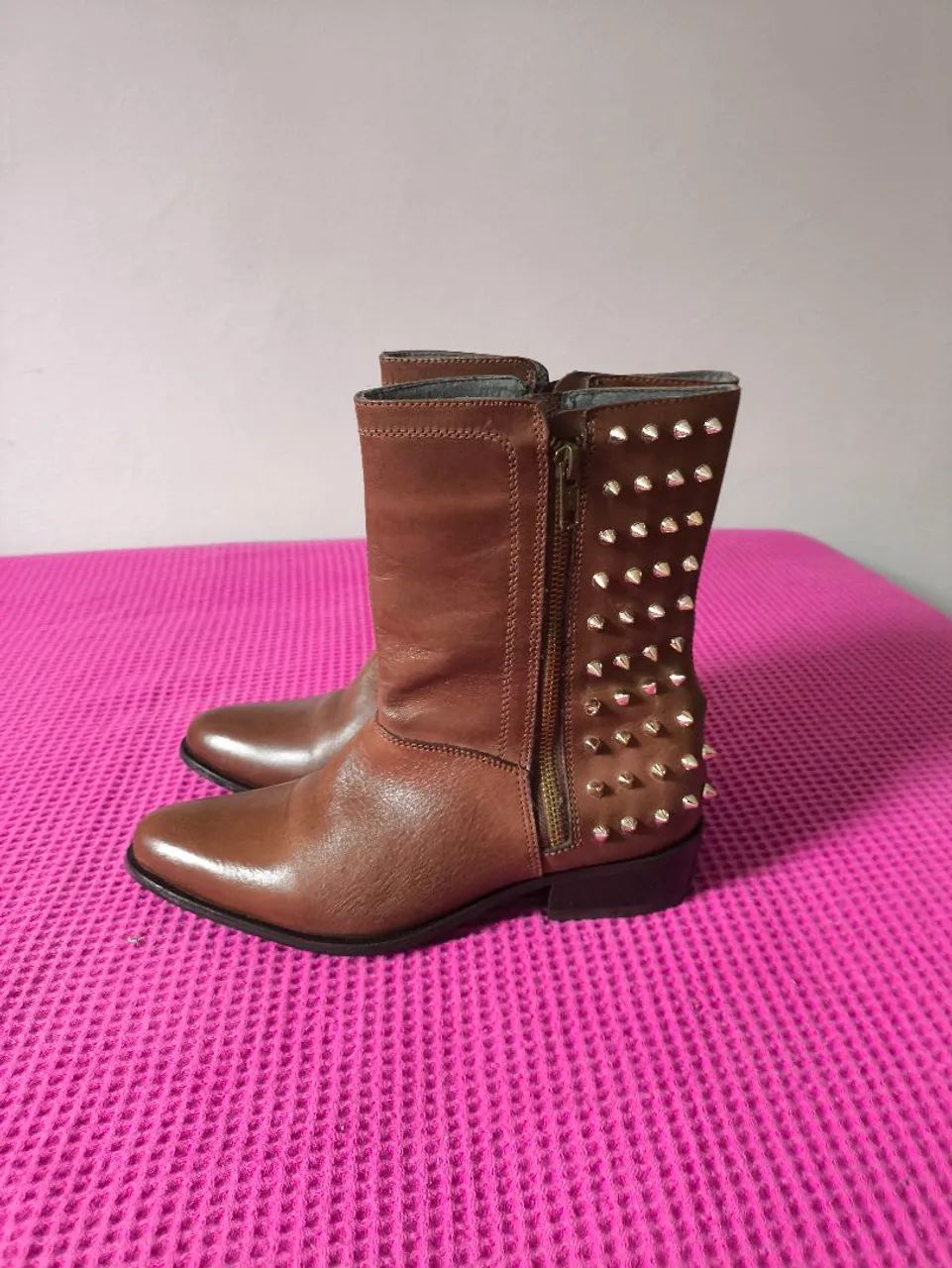 Bota couro com spikes - Foto 2