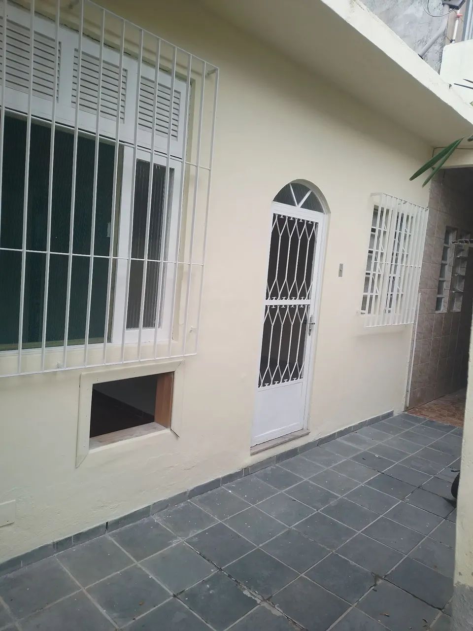 ALUGO CASA na rua General Mitre próximo ao Rio Card, Duque de Caxias, bairro 25 de agosto.