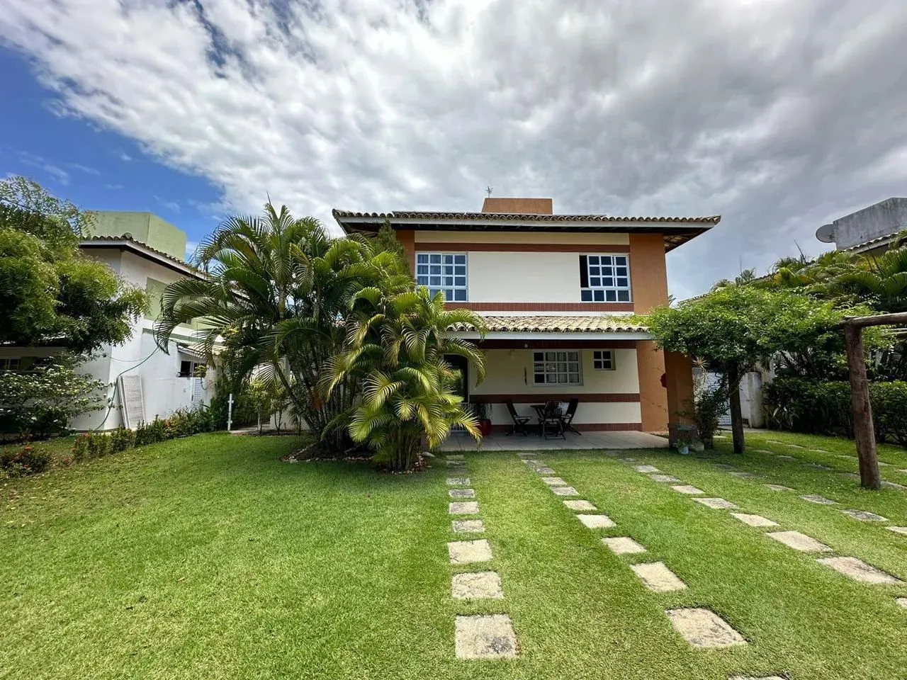 Casa à venda em Stella Maris | 4 Suítes | Home Office e Energia Solar Condomínio Golf Qu