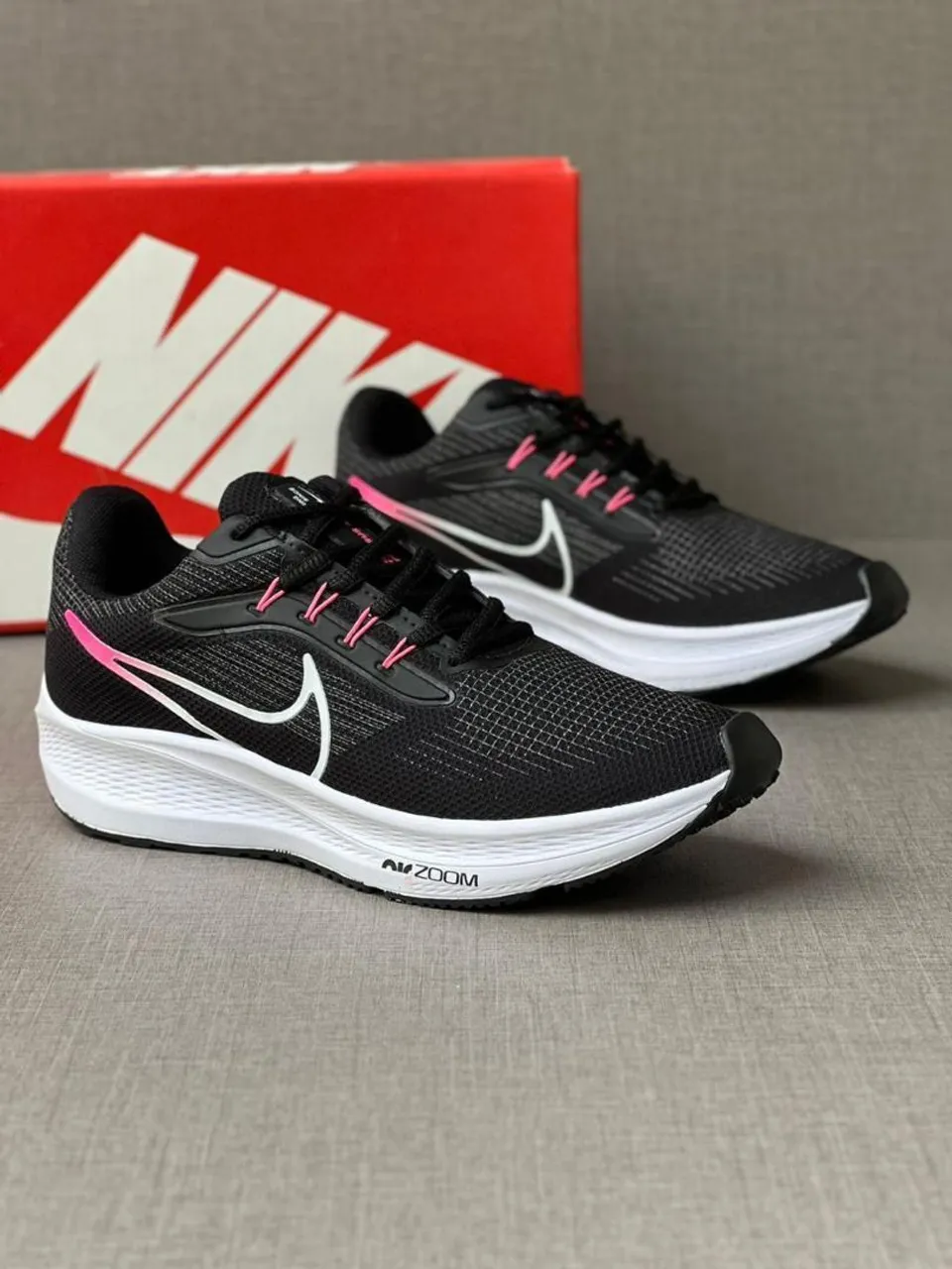 Tênis Nike Air Zoom Pegasus - Preto com detalhes Rosa