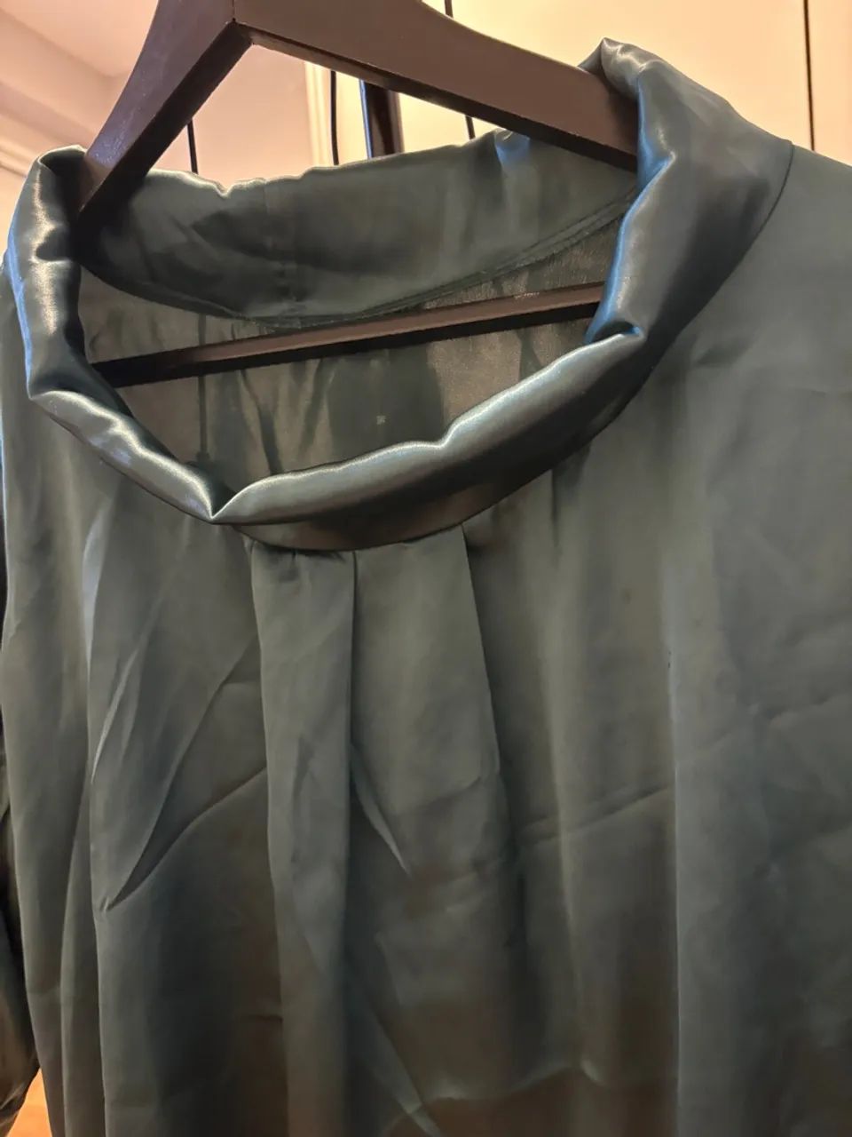 Blusa verde em cetim, tamanho M