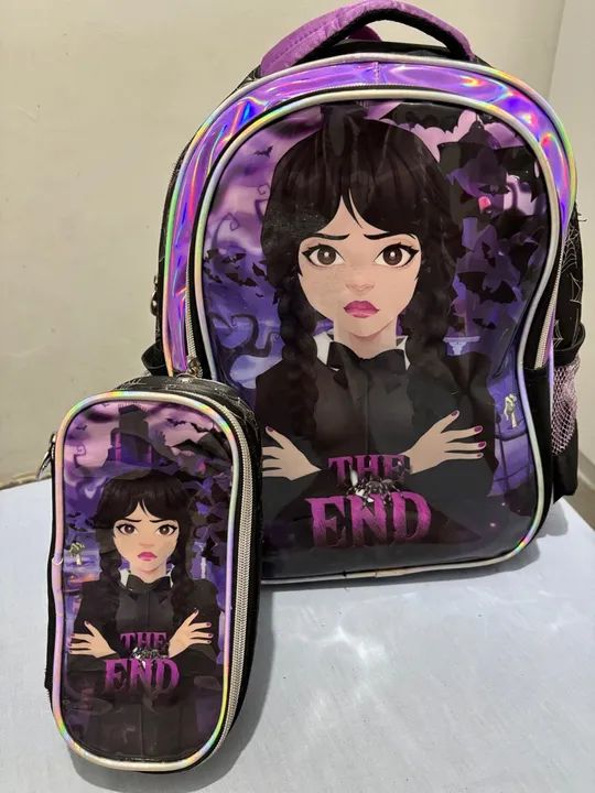 Mochila e estojo da Wandinha Addams