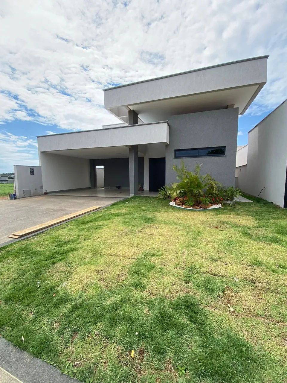 Condomínio Residencial Copacabana 3 Quartos sendo 3 Suites Plenas.