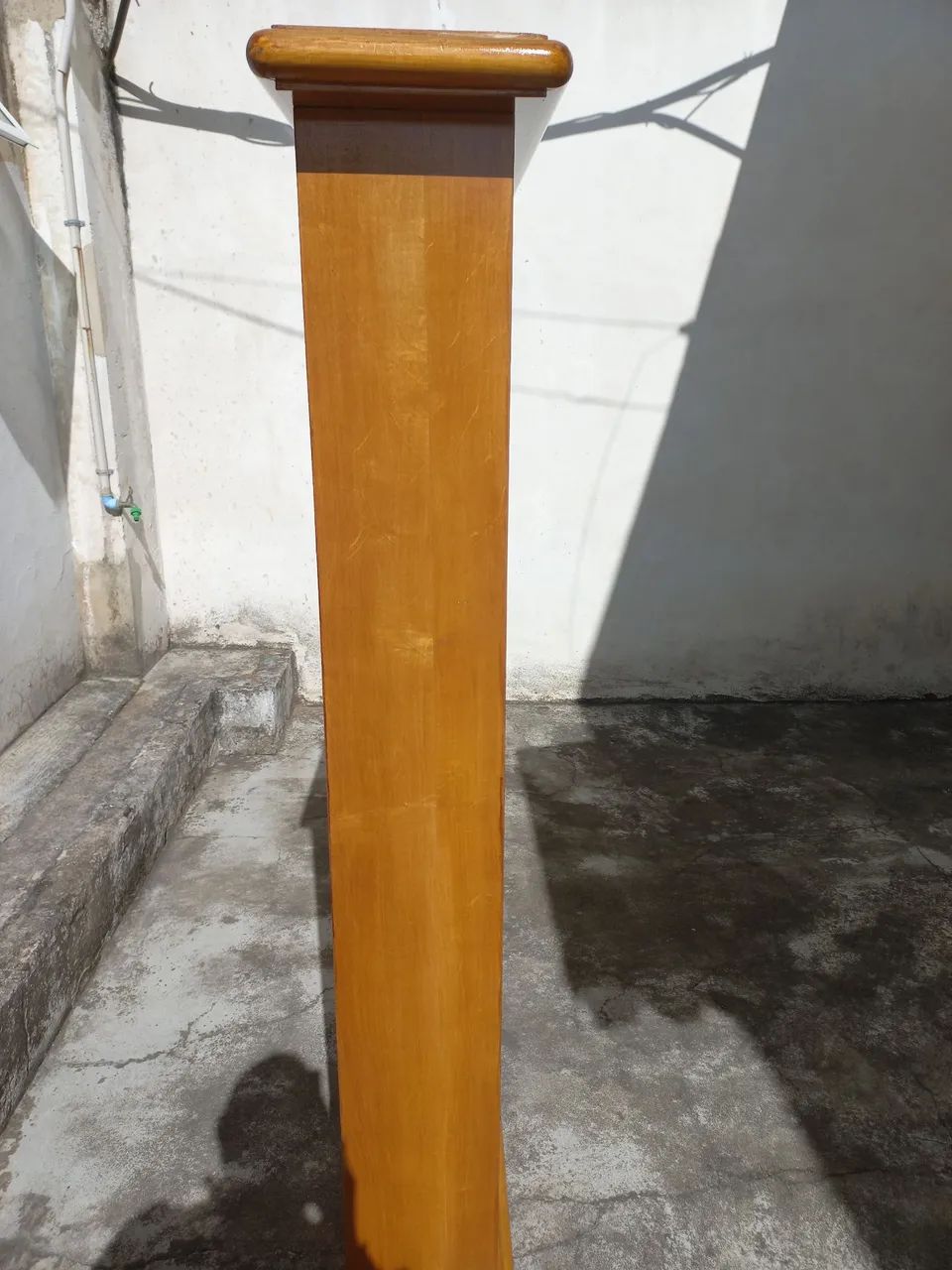 Estante de madeira de 4 prateleiras e porta taças. - Foto 2