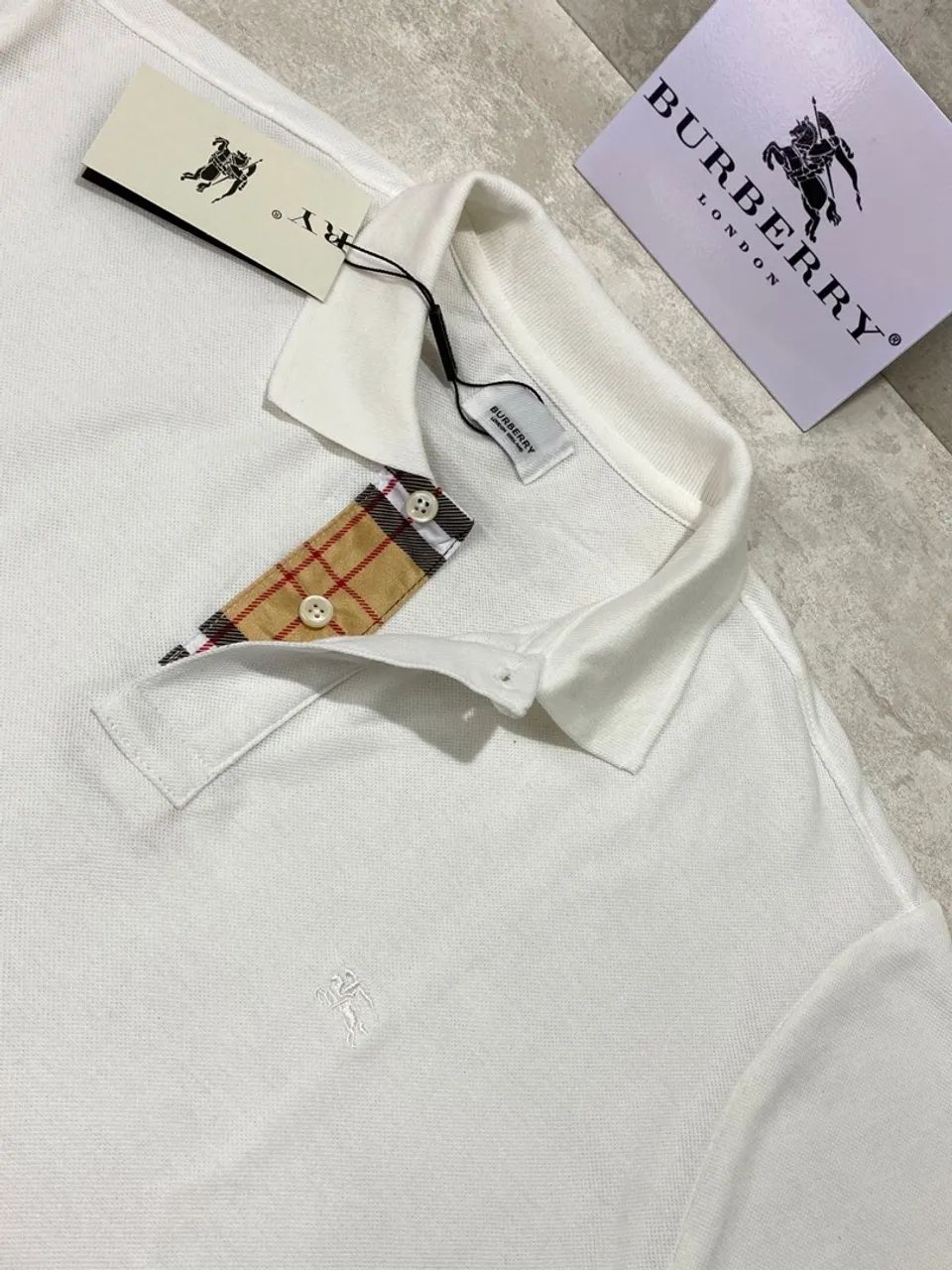 Camisa Polo Burberry London - Logomarca Monocromática  - Foto 5