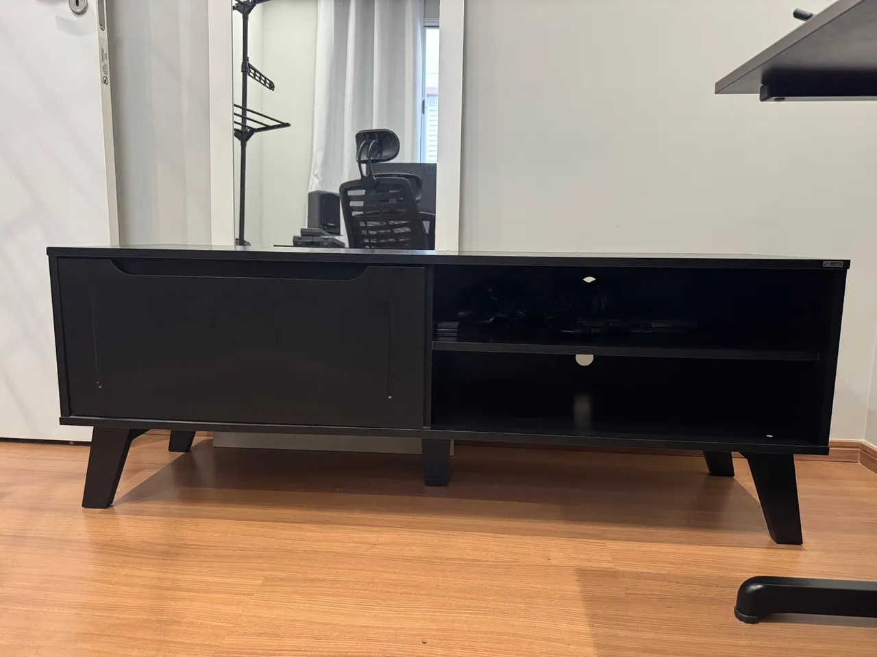 Rack para TV preto com design moderno