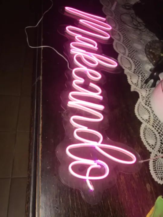 Placa luminosa em neon Makeando $350.00