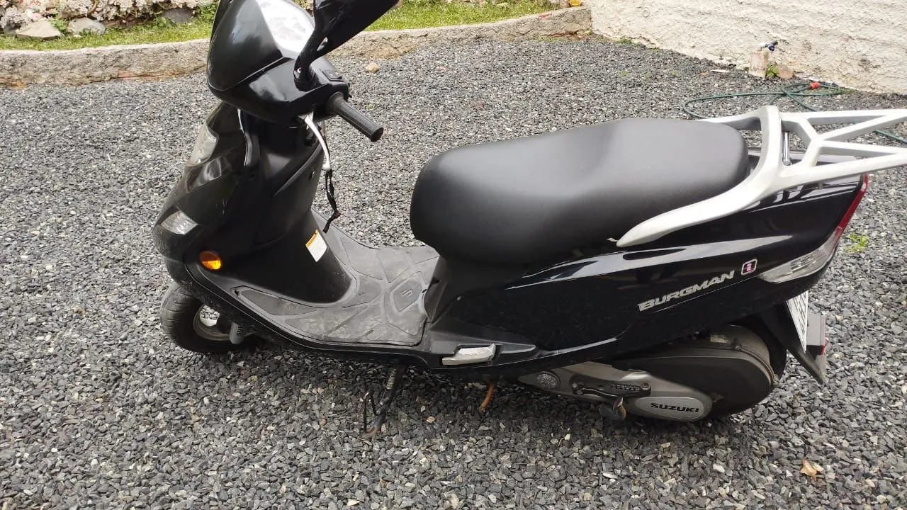 Burgman 125 com acessórios