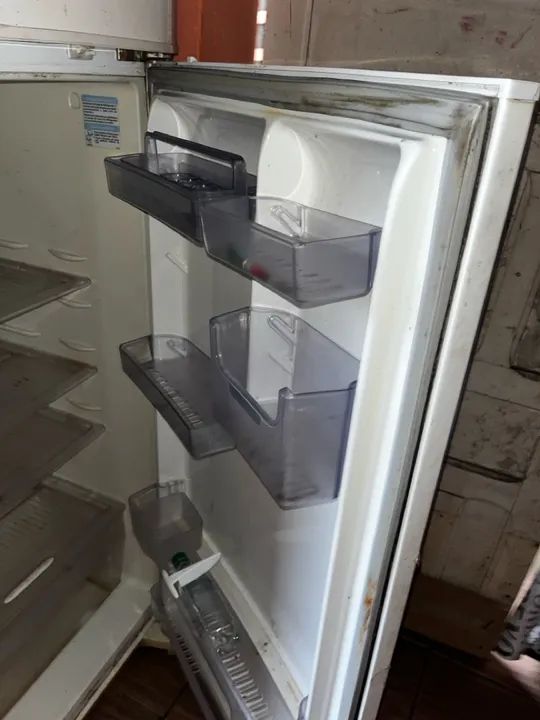 Vende-se Geladeira Frost Free - Foto 4