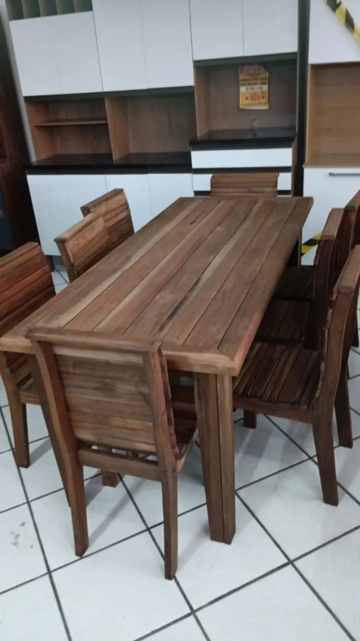 Mesa com 8 cadeiras em madeira eucalipto 