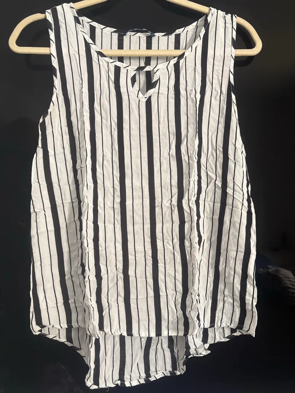 Camiseta listrada branca e preta M - Foto 2