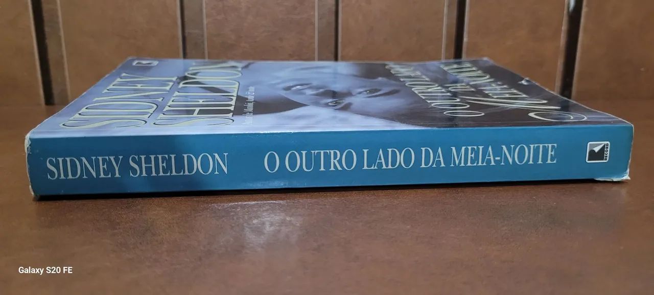 Livro O outro lado da meia noite-Sidney Sheldon - Foto 3