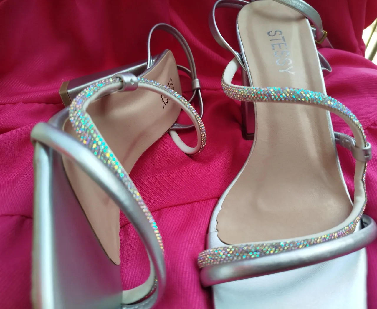 Sandálias Prateadas com Detalhes em Strass - Elegância e Brilho!