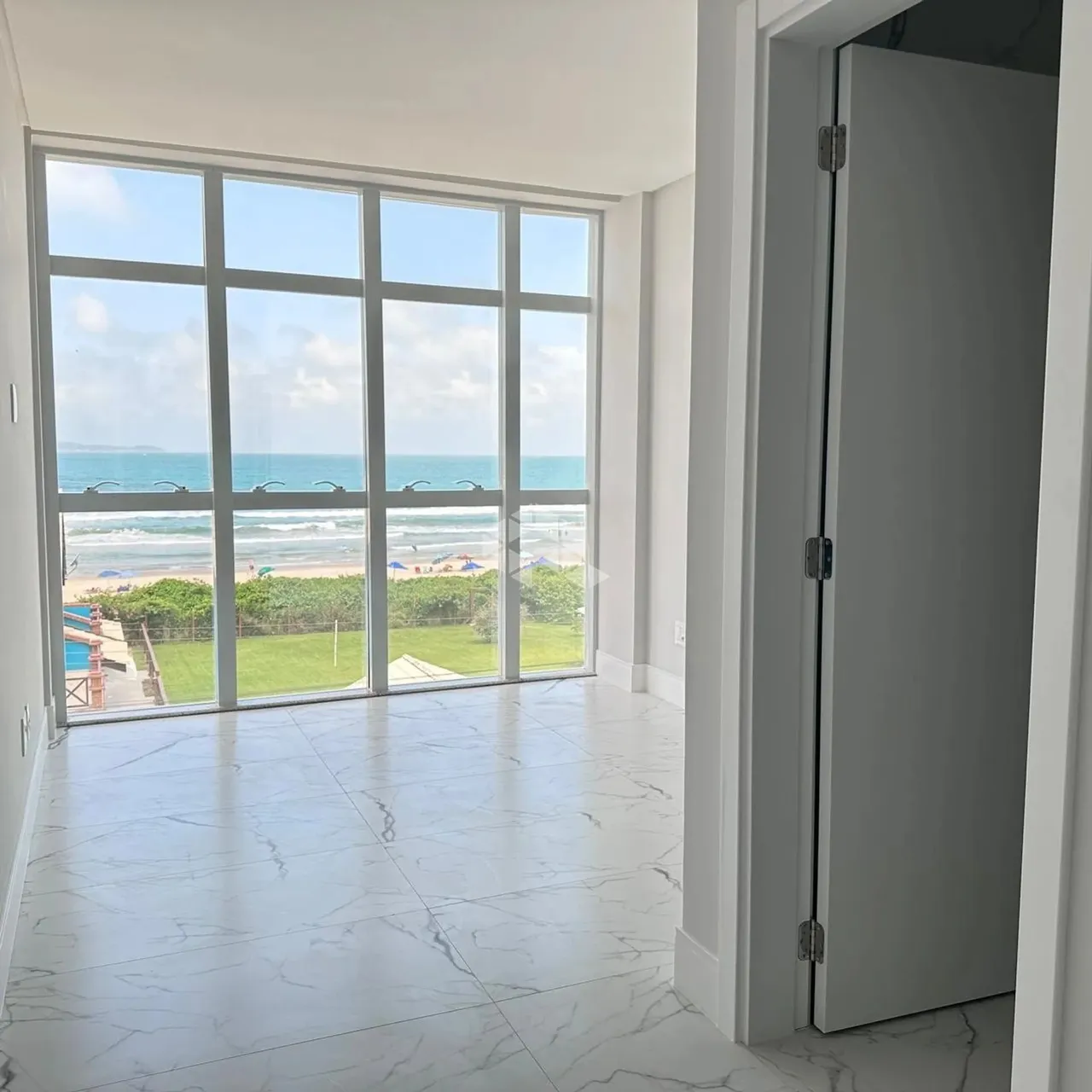 Apartamento frente mar com dois quartos no Mariscal em Bombinhas SC