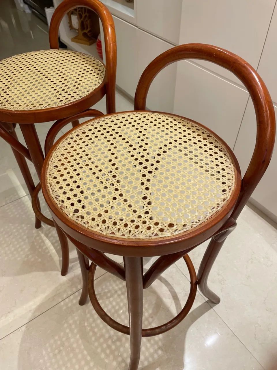 Banquetas Thonart com assento em palhinha 
