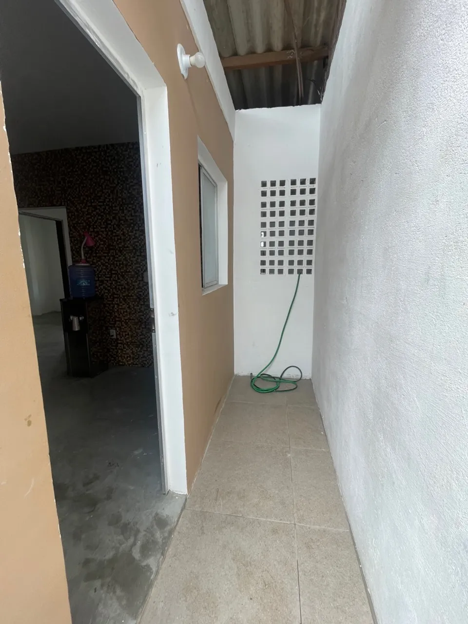 Alugo casa com dois quartos 