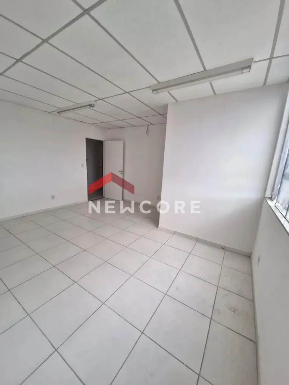 Sala comercial em Rua Silvandir F Chaves - Recreio Ipitanga - Lauro de Freitas/BA