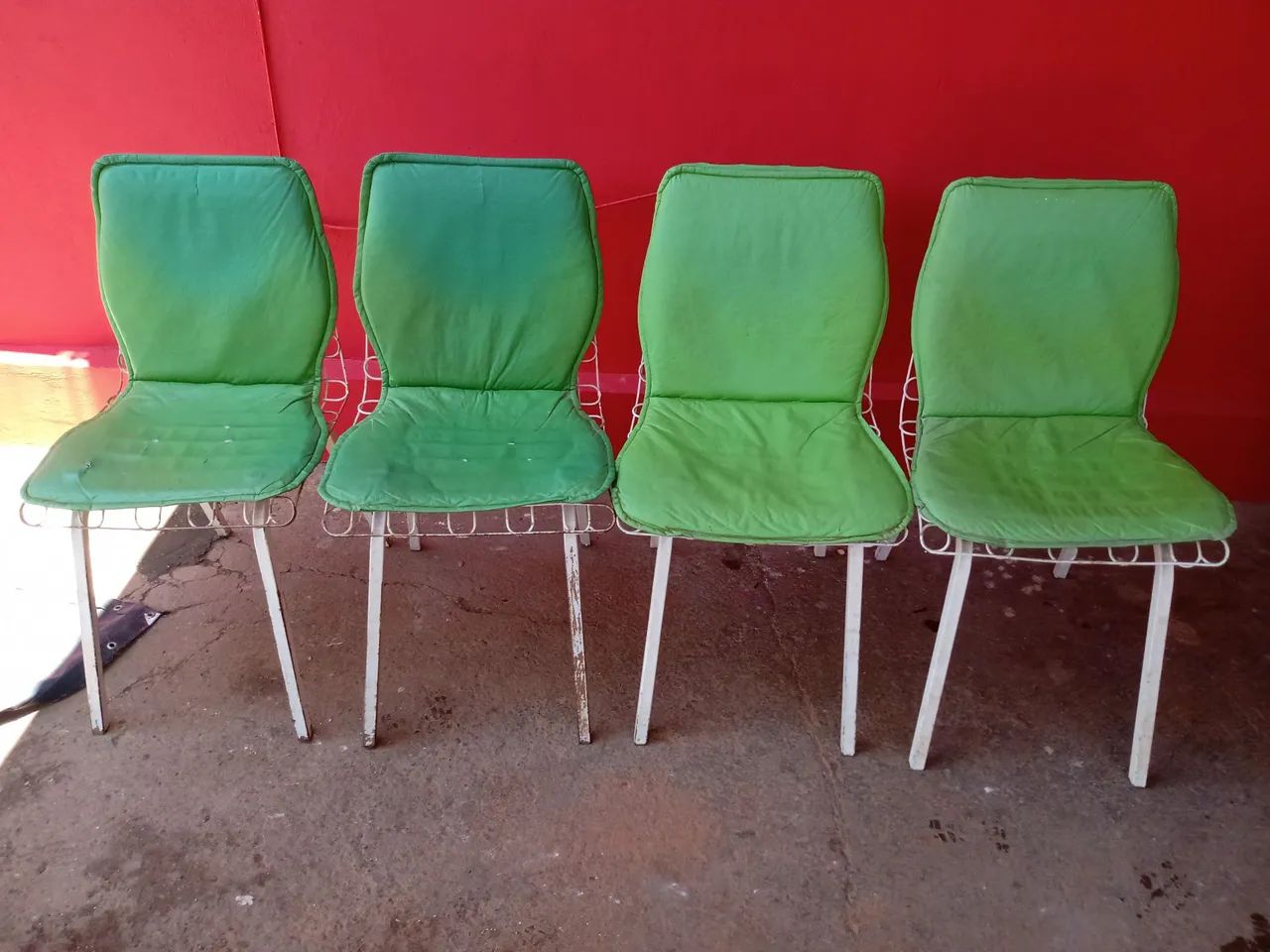 Mesa redonda com pedra de mármore branco  conservada,com 4 cadeiras em bom estado . - Foto 3