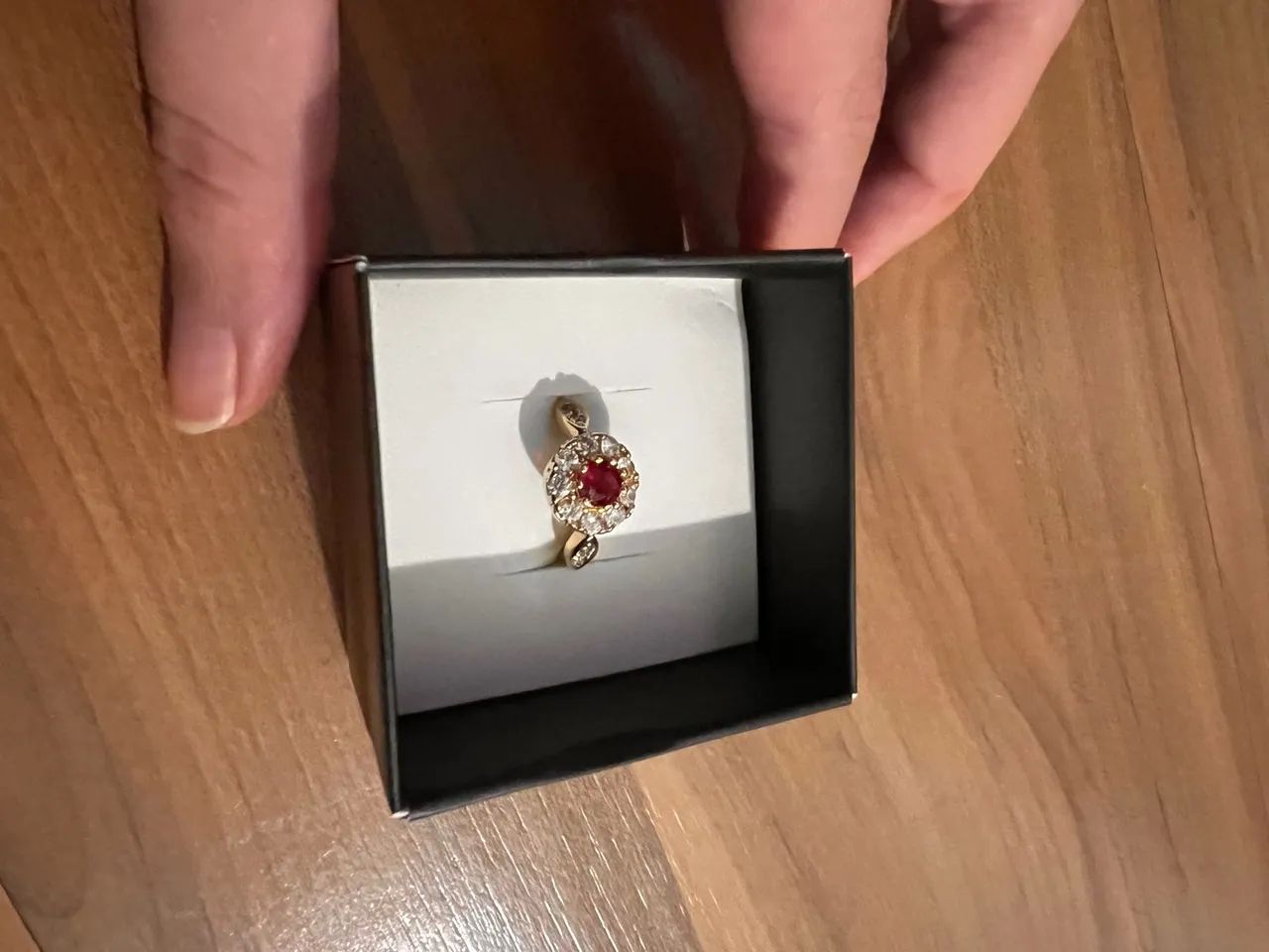 Anel com pedra rubi e detalhes em brilhantes - Foto 4