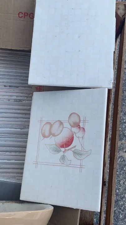 Revestimento Cerâmico - Azulejo Claro - Desenho de Frutas -  modelo antigo - POA/RS