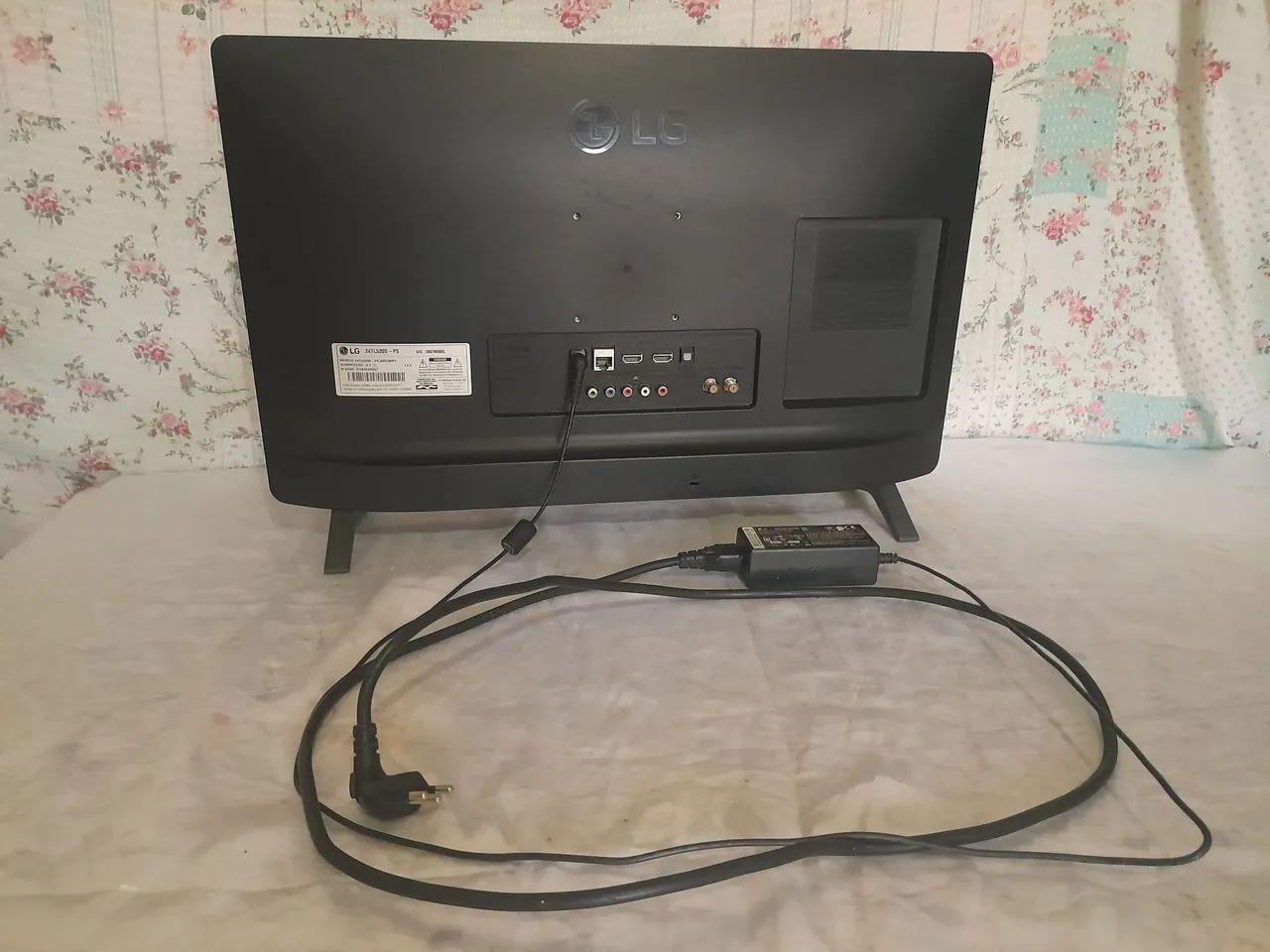 LG 24-inch Smart TV!!64167722856579122