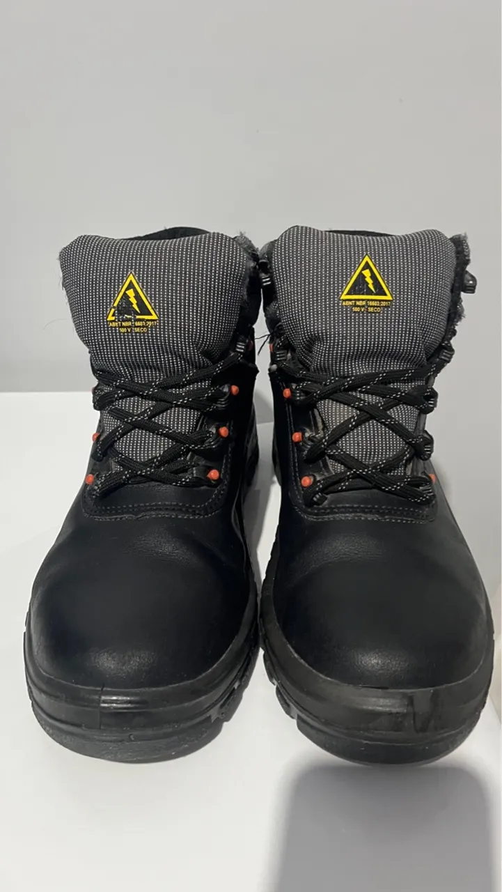 Bota de Segurança Preta com Proteção Elétrica