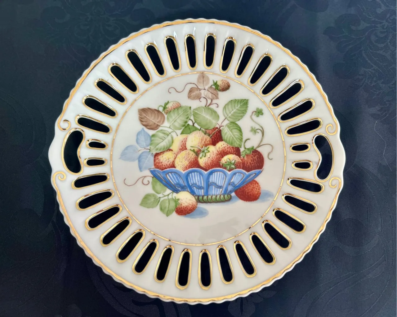 Prato decorativo em porcelana.