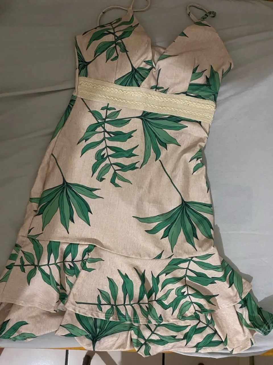 Vestido estampado floral com babado