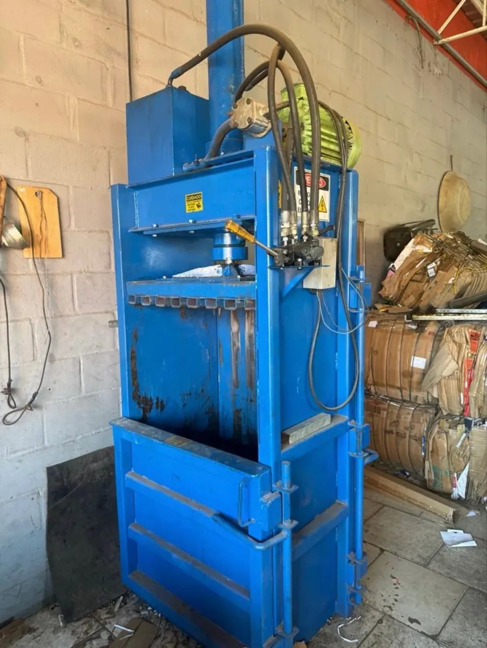 Prensa conemag  fardos de reciclagem 