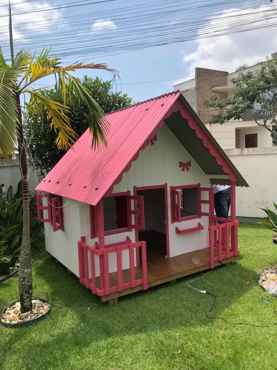 Casinha de boneca de madeira para patio