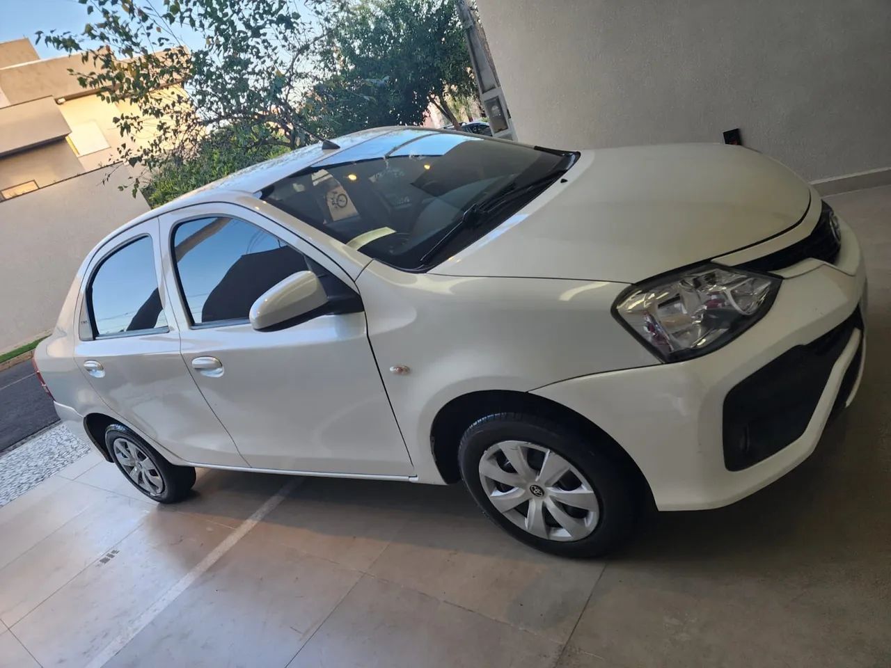 Etios Sedan 2018 com multimidia e câmera de ré
