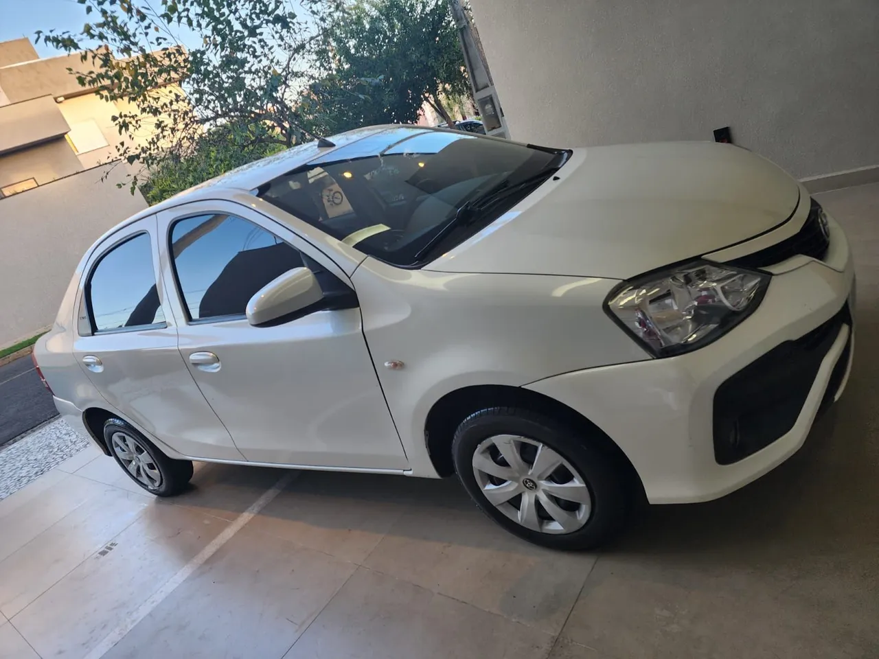 Etios Sedan 2018 com multimidia e câmera de ré