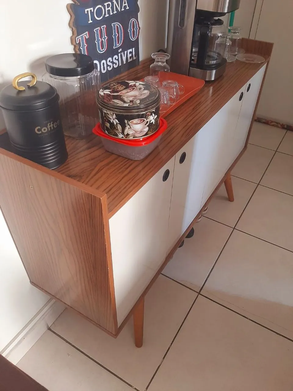 Armário buffet seminovo e espaçoso.