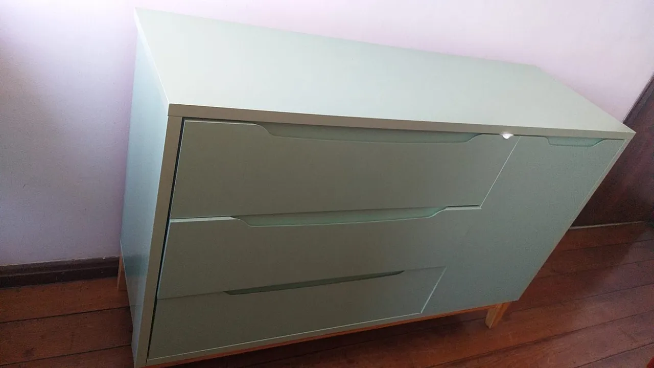Cômoda moderna verde com 5 divisórias