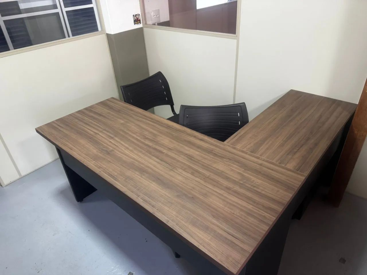 mesas em L com gaveteiro de rodinhas e 3 gavetas + cadeira giratoria 