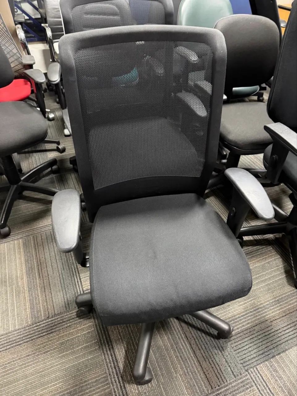 Cadeira ergonômica seminova 