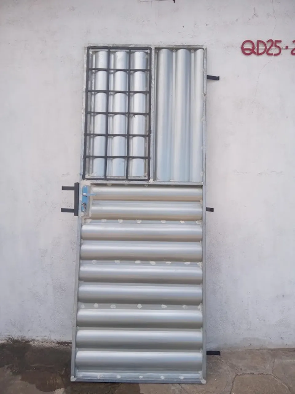 porta 210x80 nova e galvanizada, com chapa na janela