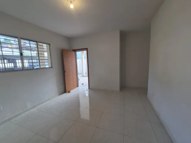 Alugo 3 quartos, suíte, 2 vagas.