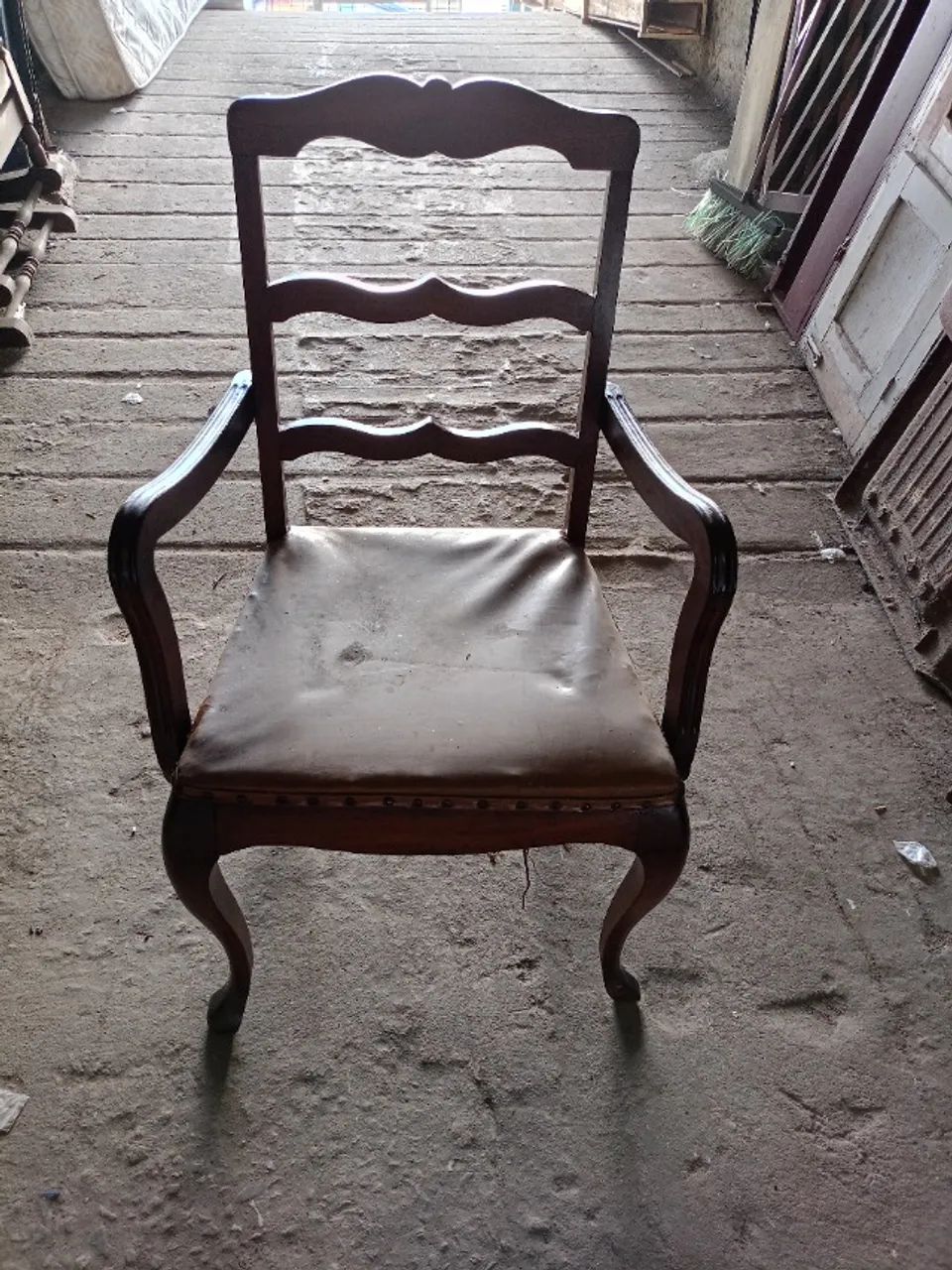 Cadeira antiga com braços  - Foto 5