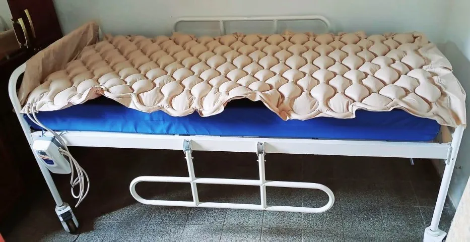 Cama Hospitalar - Seminova - com Colchão de Espuma e Inflável - Pra retirar em Capanema-PA