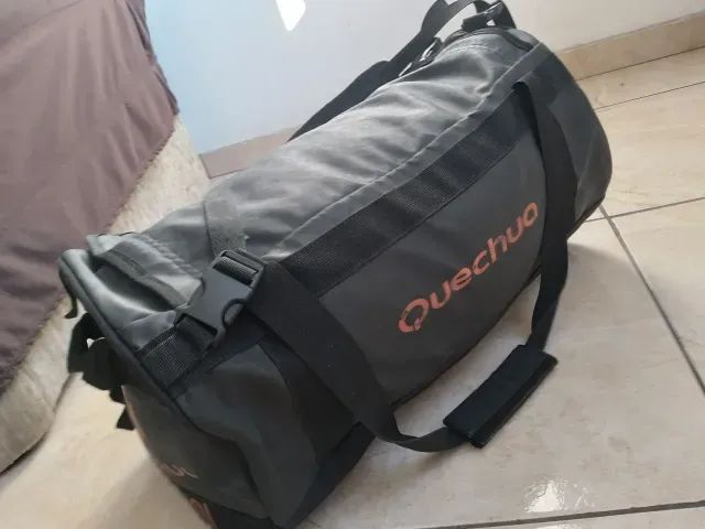 Bolsa Duffle Decathlon Quechua 40 litros - Foto 3
