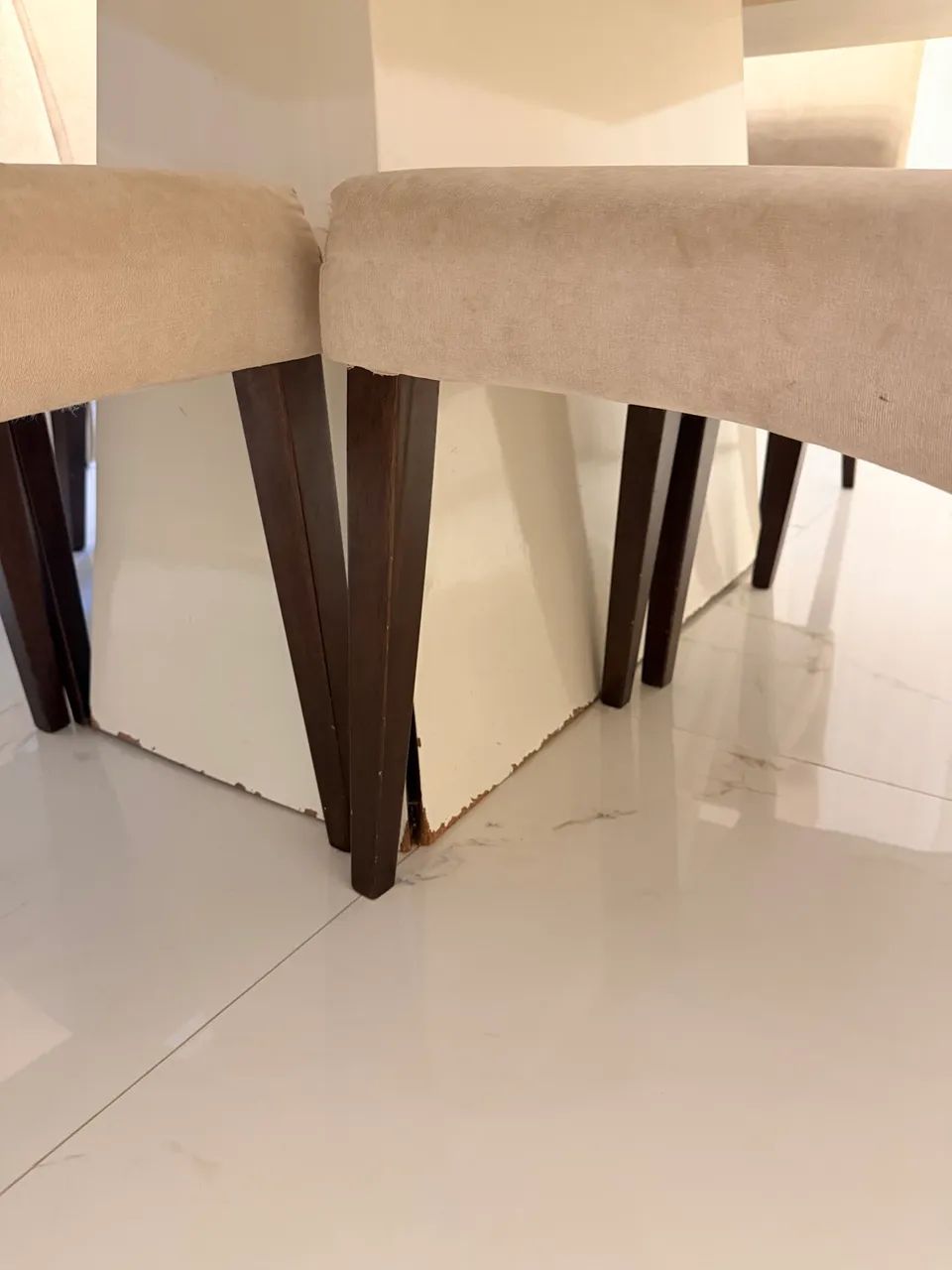 Mesa retangular com 6 cadeiras estofadas em madeira maciça   - Foto 4