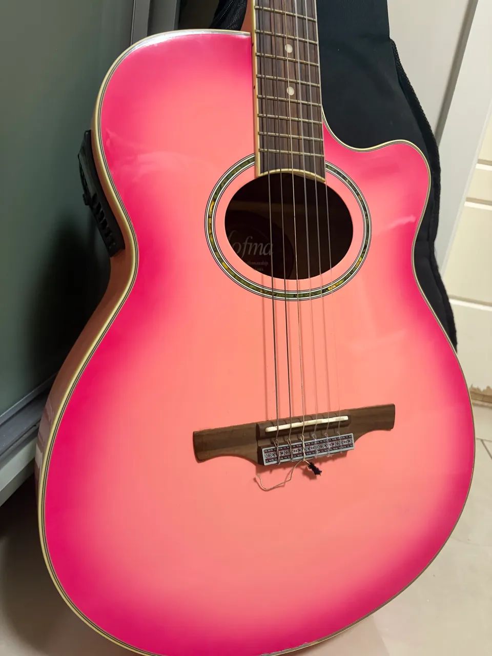 Violão Hofma eletroacústico rosa + capa