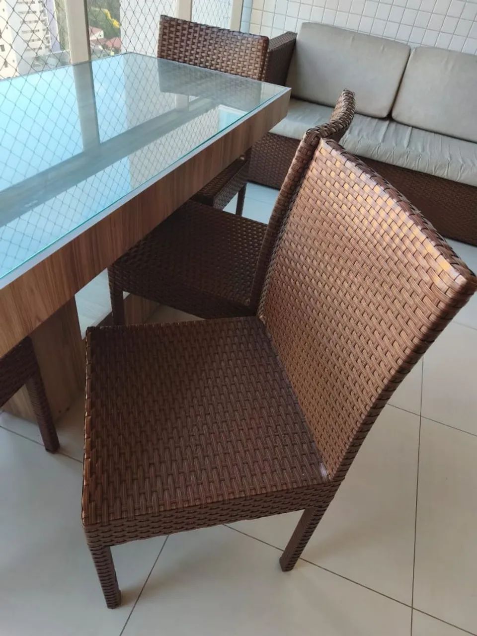 Mesa madeira MDF e 4 cadeiras revestidas de fibra  - Foto 4