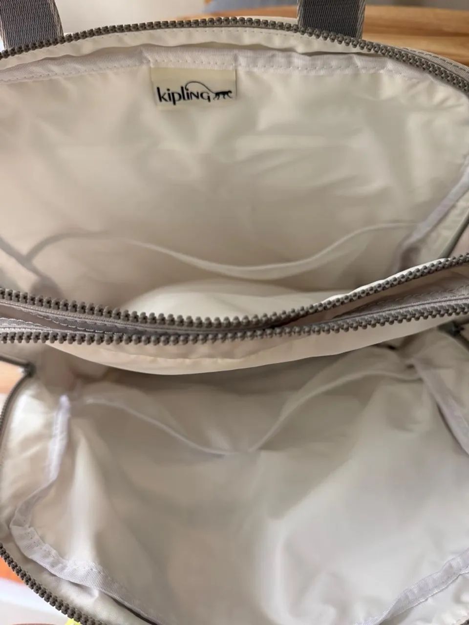 Mochila Maternidade Kipling Audrie - Grey (Cinza) - Foto 4
