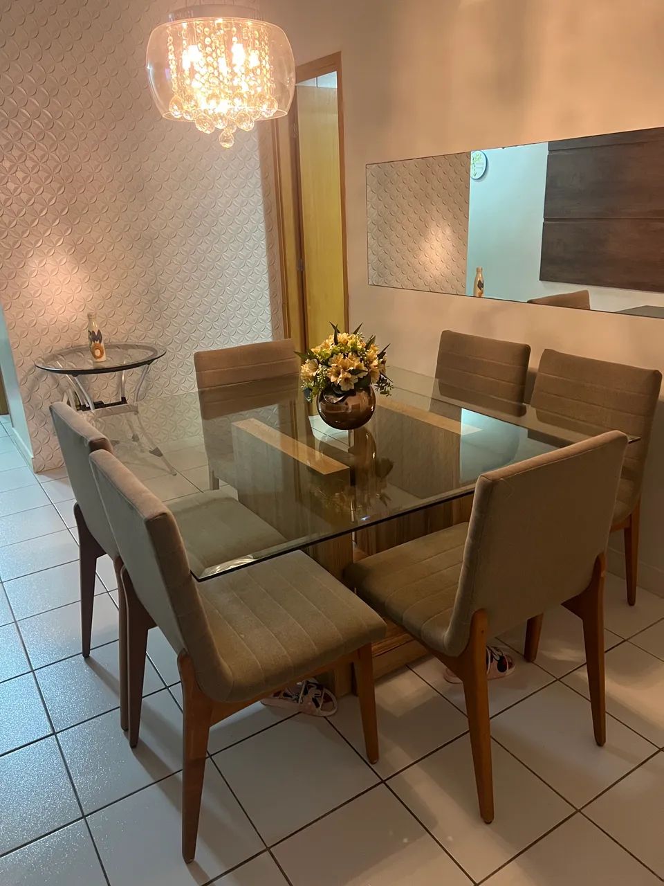 Vendo mesa com 6 cadeiras seminovas