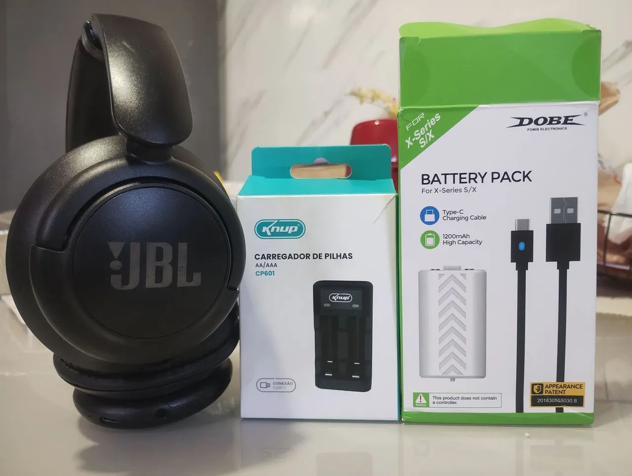 JBL, bateria Xbox e carregador de pilhas