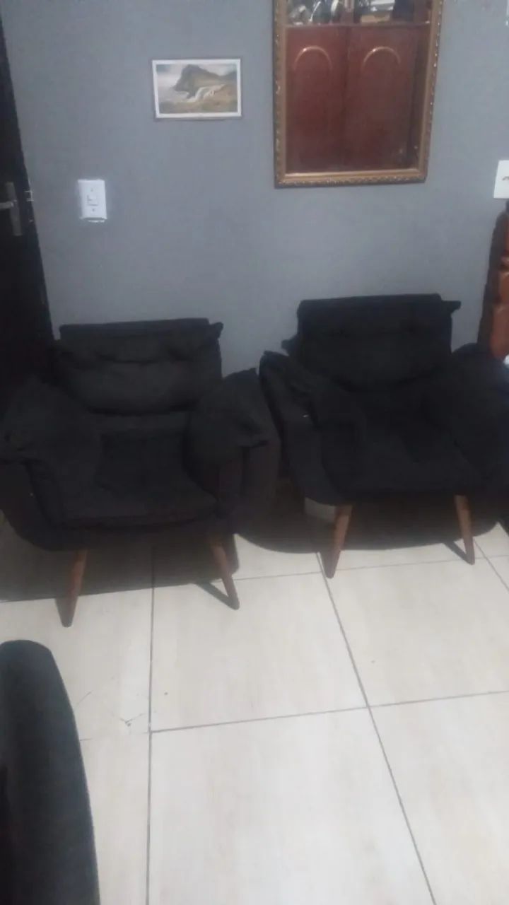 2 Poltronas Tecido Preto Pés de Madeira - Foto 3