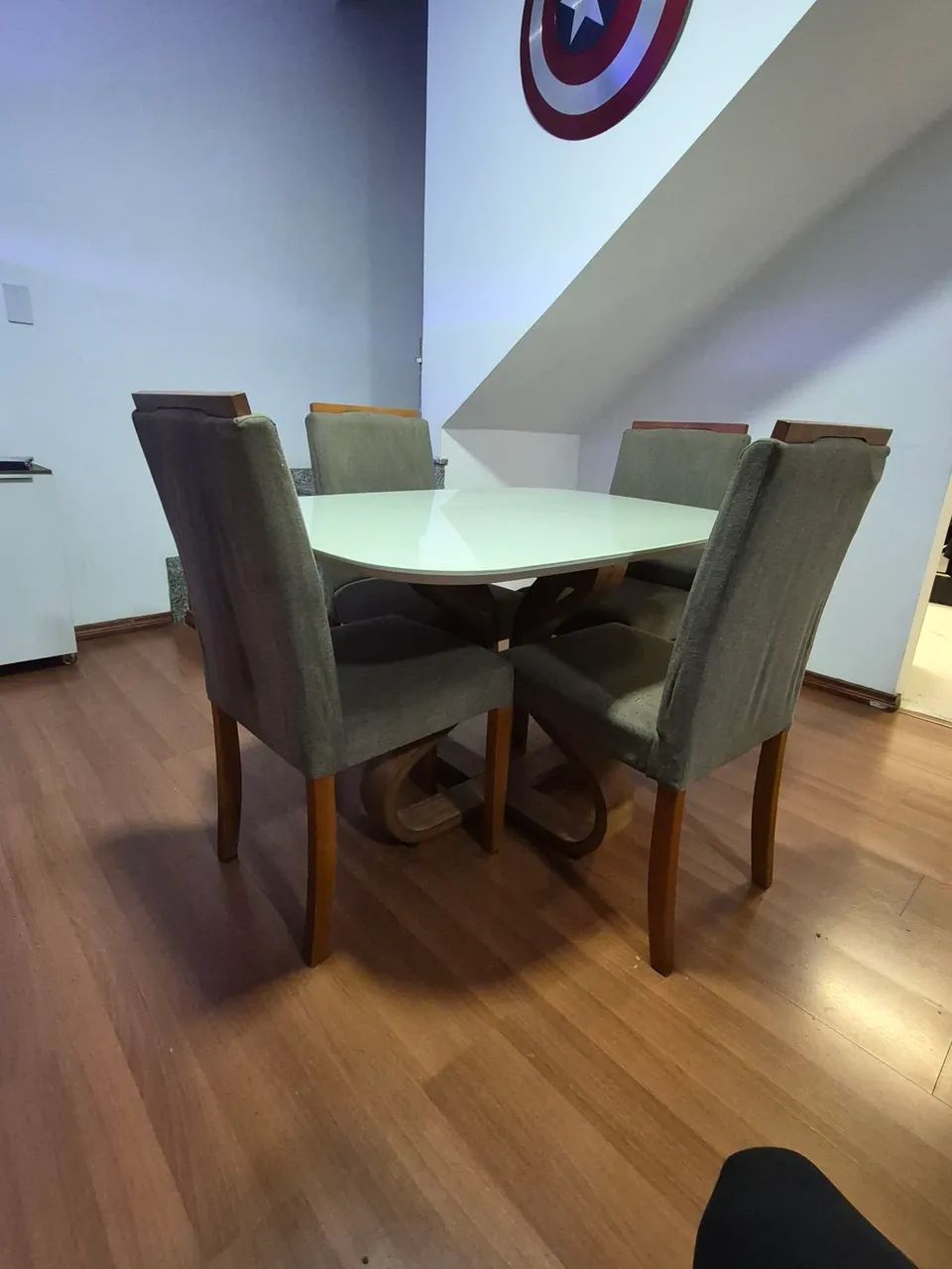 Mesa em madeira maciça com tampo de vidro e 4 cadeiras - Foto 2