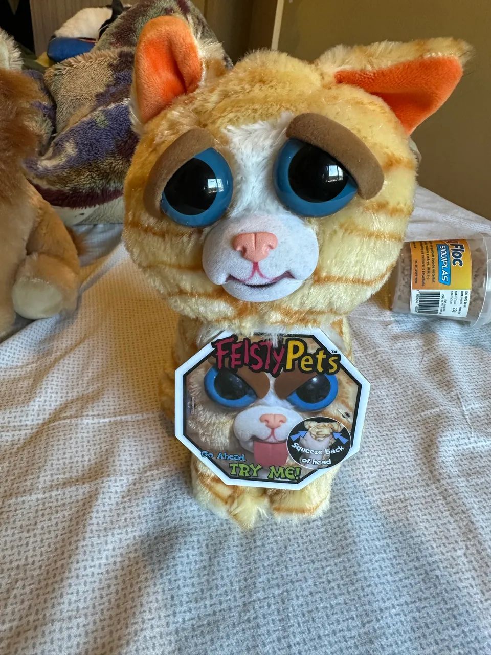 Feisty pets gata laranja lingua